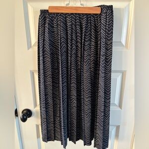 Leslie Fay Navy and White Chevron Maxi Skirt